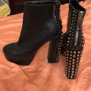 Woman’s boots size 8